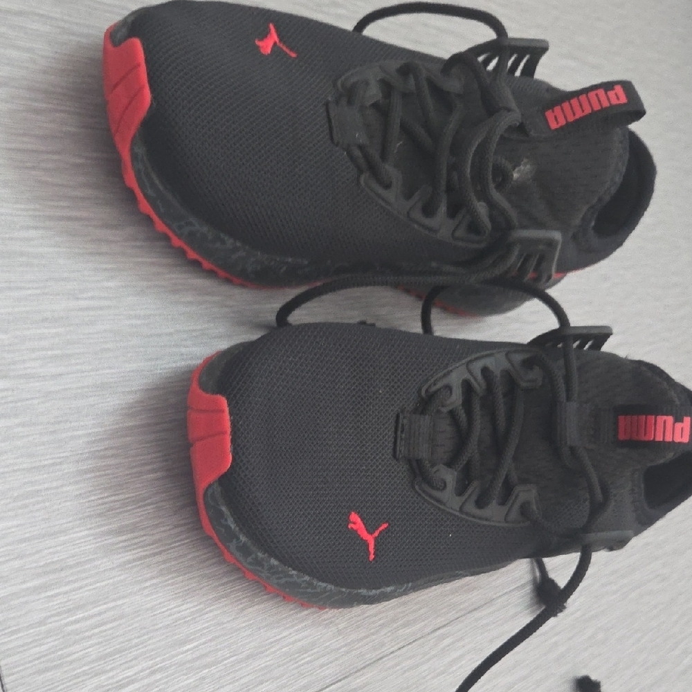 Puma Men's Black and Red Athletic Shoes